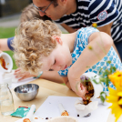 Kind und Erwachsener beim Färberpflanzen-Workshop